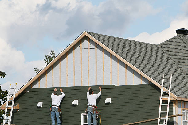 Professional Vinyl Siding technician working in Lexington, IL